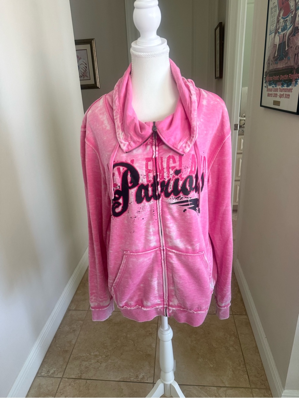Authentic NFL NE Patriots Pink Graphic Zip-Up Hoodie woman’s soft knit sweatshir